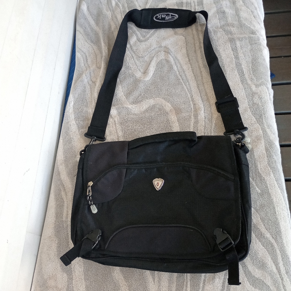 CALPAK RANSOM BLACK 18-INCH PREMIUM EXPANDABLE LAPTOP MESSENGER BAG
